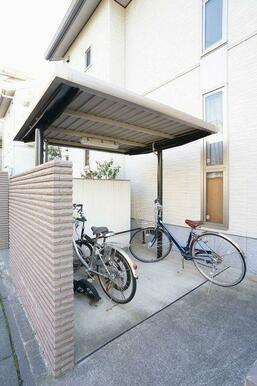 敷地内にご入居者様専用の屋根付き駐輪場もご用意しております。