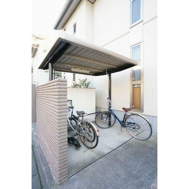 敷地内にご入居者様専用の屋根付き駐輪場もご用意しております。