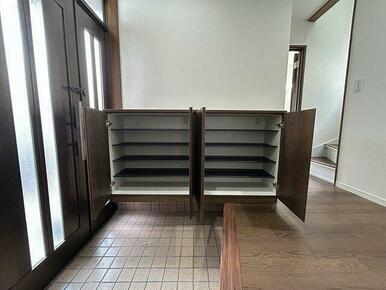 「玄関」たっぷり収納いただける靴箱を設置しております。