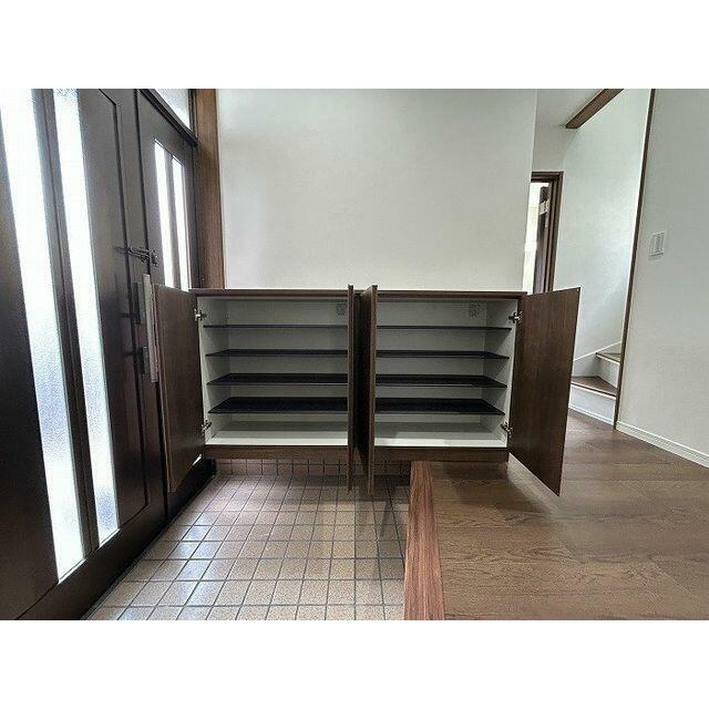 「玄関」たっぷり収納いただける靴箱を設置しております。