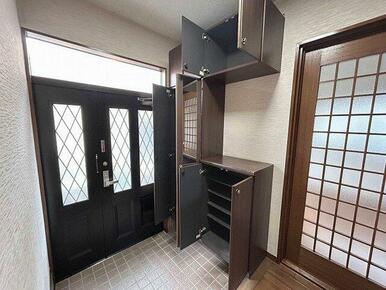 「玄関」たっぷり収納できる靴箱があります
