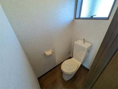 木目の建具が落ち着いた空間を演出