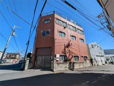 鉄骨造３階建て