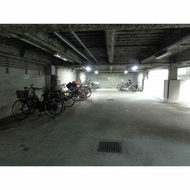 自転車置場。バイクも3000円で駐輪可です!台数は限定。