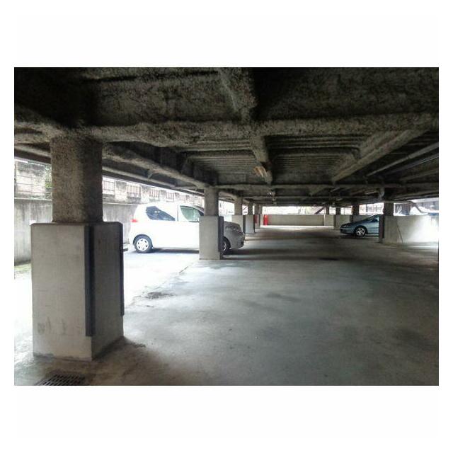 敷地一階が駐車場になっています。嬉しい車が濡れにくい造りです