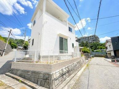 住宅街でありながら、買い物施設や教育施設へのアクセスが良好な立地です。周辺は交通量も比較的落ち着い