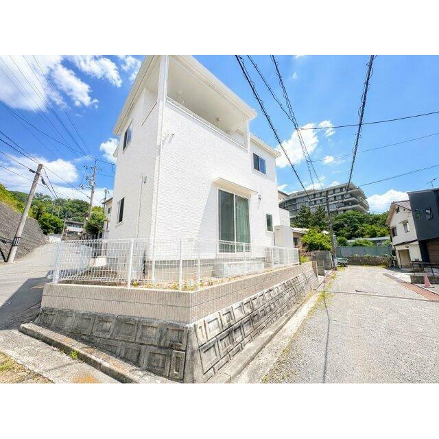 住宅街でありながら、買い物施設や教育施設へのアクセスが良好な立地です。周辺は交通量も比較的落ち着い