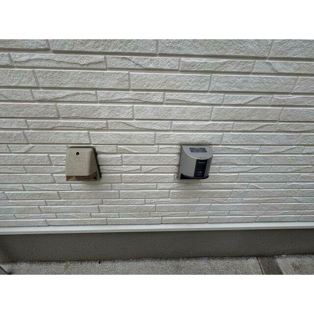 敷地内には電気自動車（EV）用の充電コンセントが設置されています。ご自宅で手軽に充電できるため、電気自