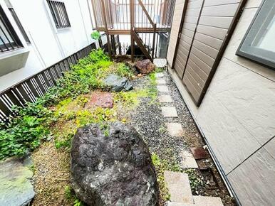 「庭」庭石あり、フリースペースへもつながっています。