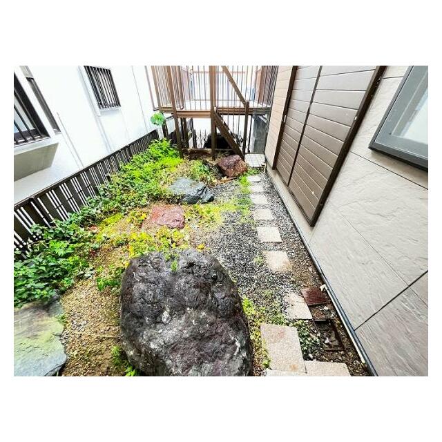 「庭」庭石あり、フリースペースへもつながっています。