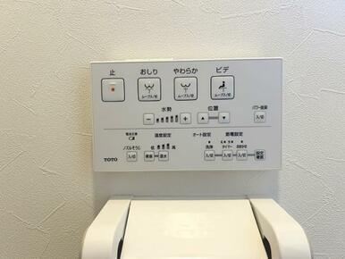 トイレには快適な温水洗浄便座付き