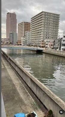 北側の歩道と寝屋川