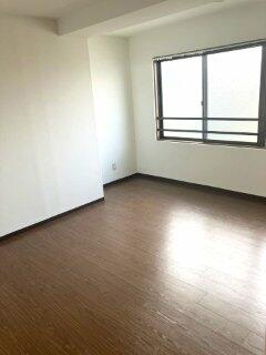 玄関入ってすぐの洋室です