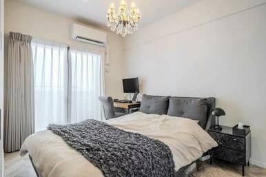 約6帖の洋室。リビングと同様にヘリンボーンデザインの床になっています。