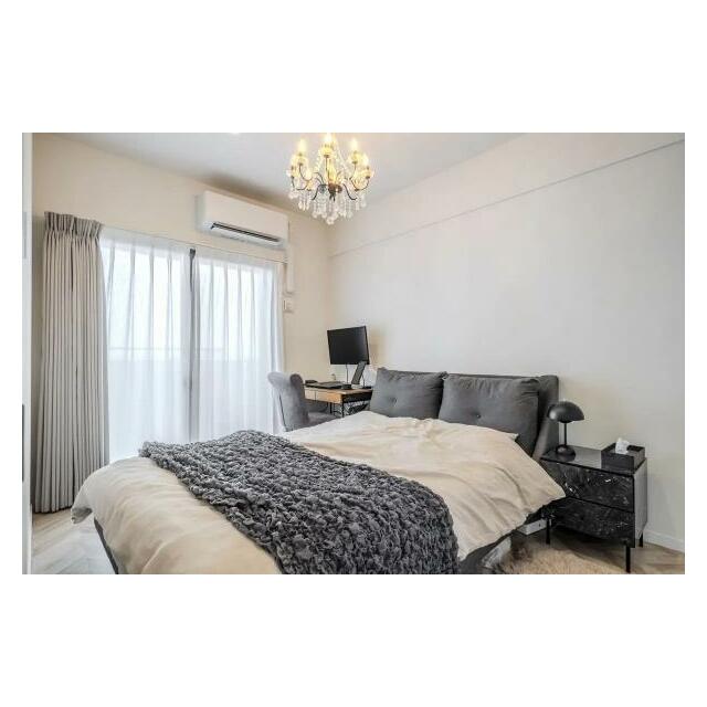 約6帖の洋室。リビングと同様にヘリンボーンデザインの床になっています。