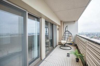 バルコニーは奥行があり、洗濯物を十分に干せるだけでなく、屋外チェアなどを置くことも。