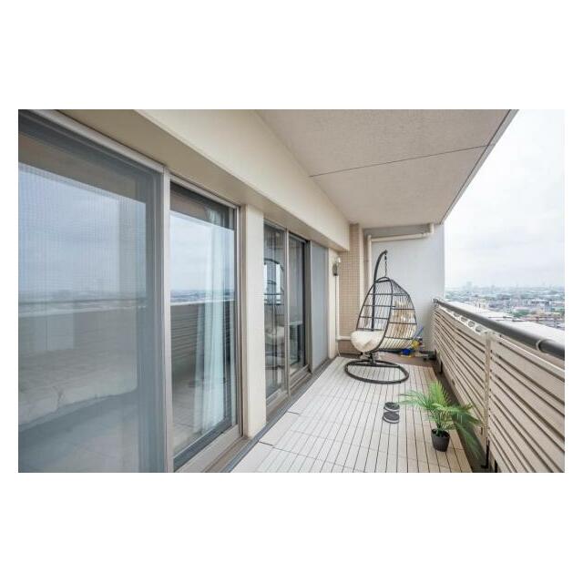 バルコニーは奥行があり、洗濯物を十分に干せるだけでなく、屋外チェアなどを置くことも。