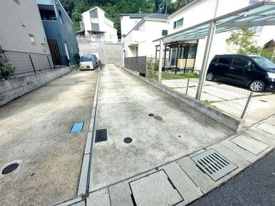 建物前から道路までの敷地内に複数台駐車可能