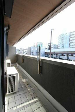 バルコニーは南向きです。