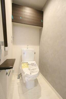 暖房洗浄機能付きのトイレは手摺りや上部収納棚が標準設置です。
