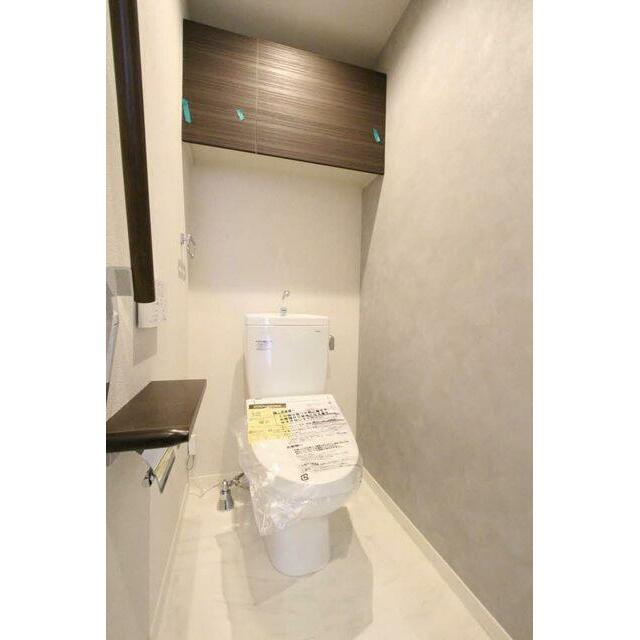 暖房洗浄機能付きのトイレは手摺りや上部収納棚が標準設置です。