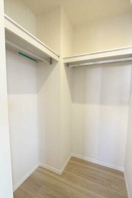 立体的に収納可能なウォークインクローゼットタイプの収納をご用意。