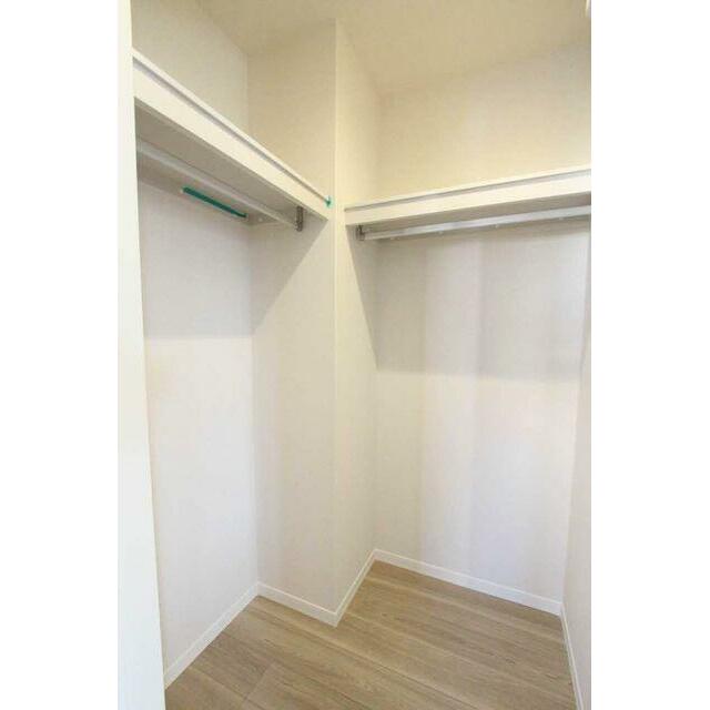 立体的に収納可能なウォークインクローゼットタイプの収納をご用意。