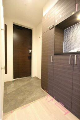 玄関には上下セパレートタイプのシューズボックス、全身ミラー、手摺りが標準設置です。