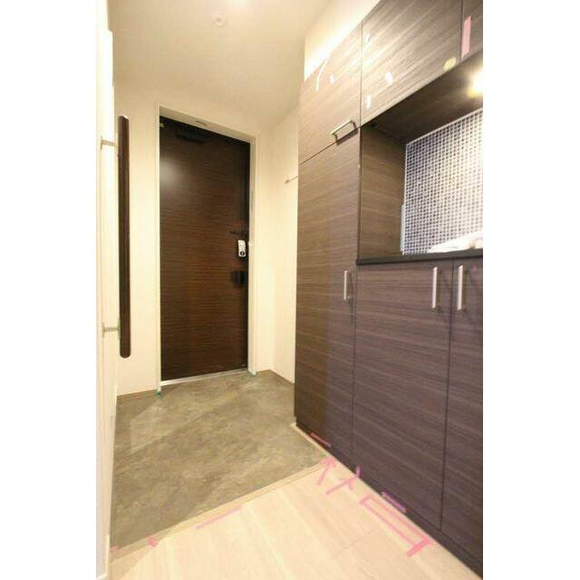 玄関には上下セパレートタイプのシューズボックス、全身ミラー、手摺りが標準設置です。