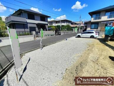 第１種低層住居専用地域です。外壁後退１ｍ制限、高さ制限１０ｍ有り