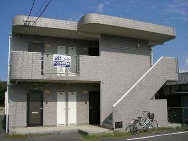 鉄筋コンクリート造の白い可愛いアパートです♪前面道路から奥に建てられているので室内静かです♪