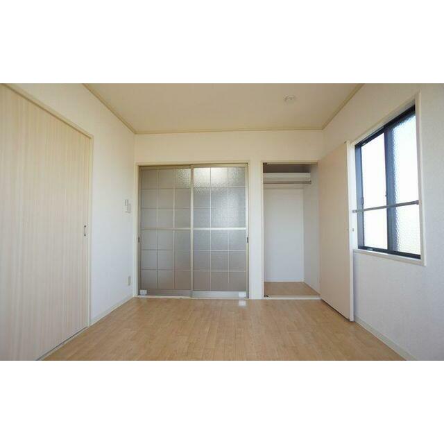 １部屋目の収納です。ハンガーパイプが付いています。