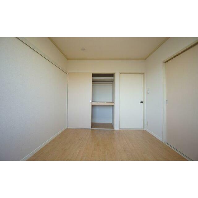 天井ＬＥＤ照明付　２部屋目の洋室です。収納は２段タイプでハンガーパイプも付いています。