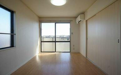 エアコン、天井ＬＥＤ照明、室内用物干し設備付　１部屋目の洋室です。角部屋なので窓が２方向に有ります。