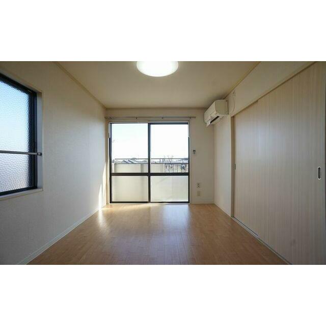 エアコン、天井ＬＥＤ照明、室内用物干し設備付　１部屋目の洋室です。角部屋なので窓が２方向に有ります。