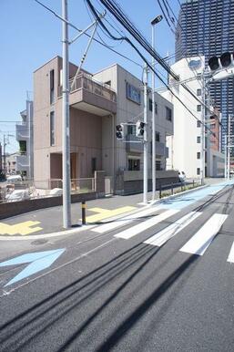 バルコニー前が道路なので日当たり良好です☆