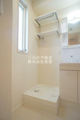 上部収納棚あり！室内洗濯機置き場です♪