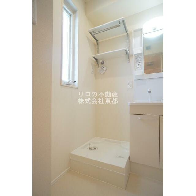 上部収納棚あり！室内洗濯機置き場です♪