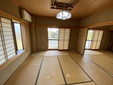 リビング右側の二間続きの和室です。襖で仕切られています。