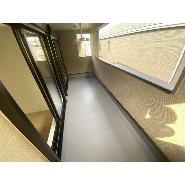 2部屋から出入り可能なバルコニーです。 9.72㎡の広々ルーフバルコニー 洗濯物をいっぱい干せます！
