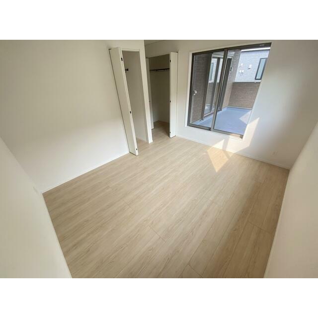 7.5帖の洋室にはクローゼットが2つ！ 夏服と冬服に分けて収納してもいいですね♪