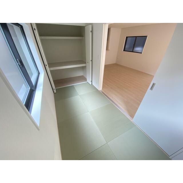 リビング横の和室には便利な収納もあります。