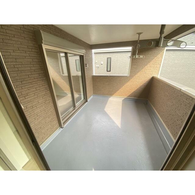 2部屋から出入り可能なバルコニーです。 9.72㎡の広々ルーフバルコニー 洗濯物をいっぱい干せます！ バルコニーにもコンセント完備なのでお掃除も楽楽です。