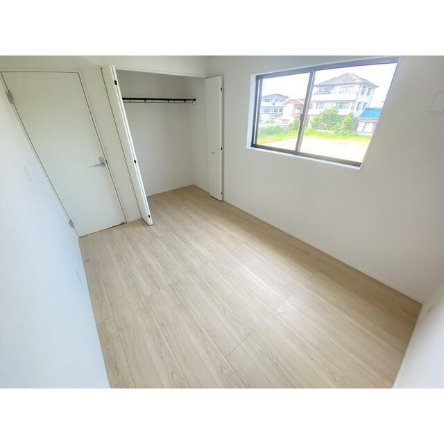 2階洋室には大容量のクローゼットが各部屋にあります。 洋服選びが楽しくなりますね♪