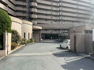 愛車はこちらの居住者専用駐車場に