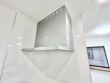 「キッチン」換気扇はフラットスリムを採用しています。