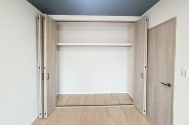 洋室クローゼット：ワイドなクローゼットは収納力あり。衣類や小物などをたっぷり収納できます。