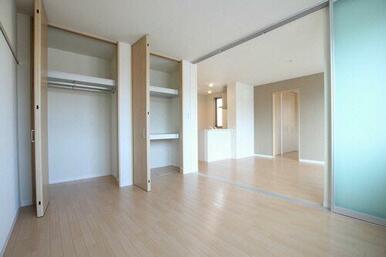 ６．４帖の洋室です。リビングとはスライディングスクリーンで仕切れる間取りです。洋室にはハンガーパイ…