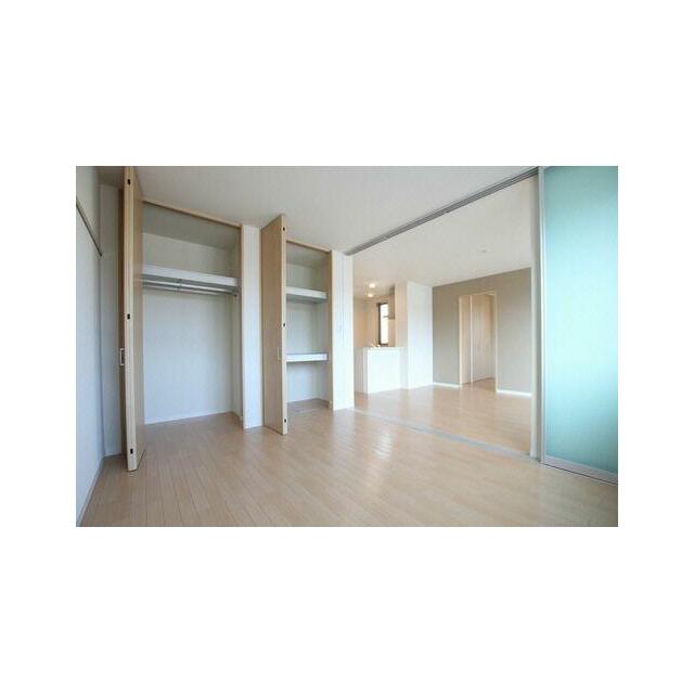 ６．４帖の洋室です。リビングとはスライディングスクリーンで仕切れる間取りです。洋室にはハンガーパイ…