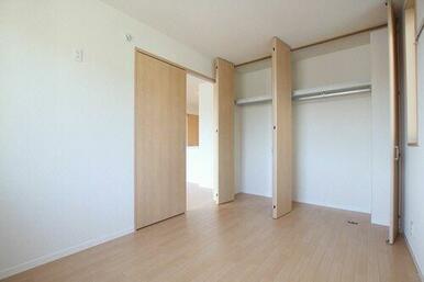 ５．２帖の洋室です。ハンガーパイプ付きのクローゼットがあります。